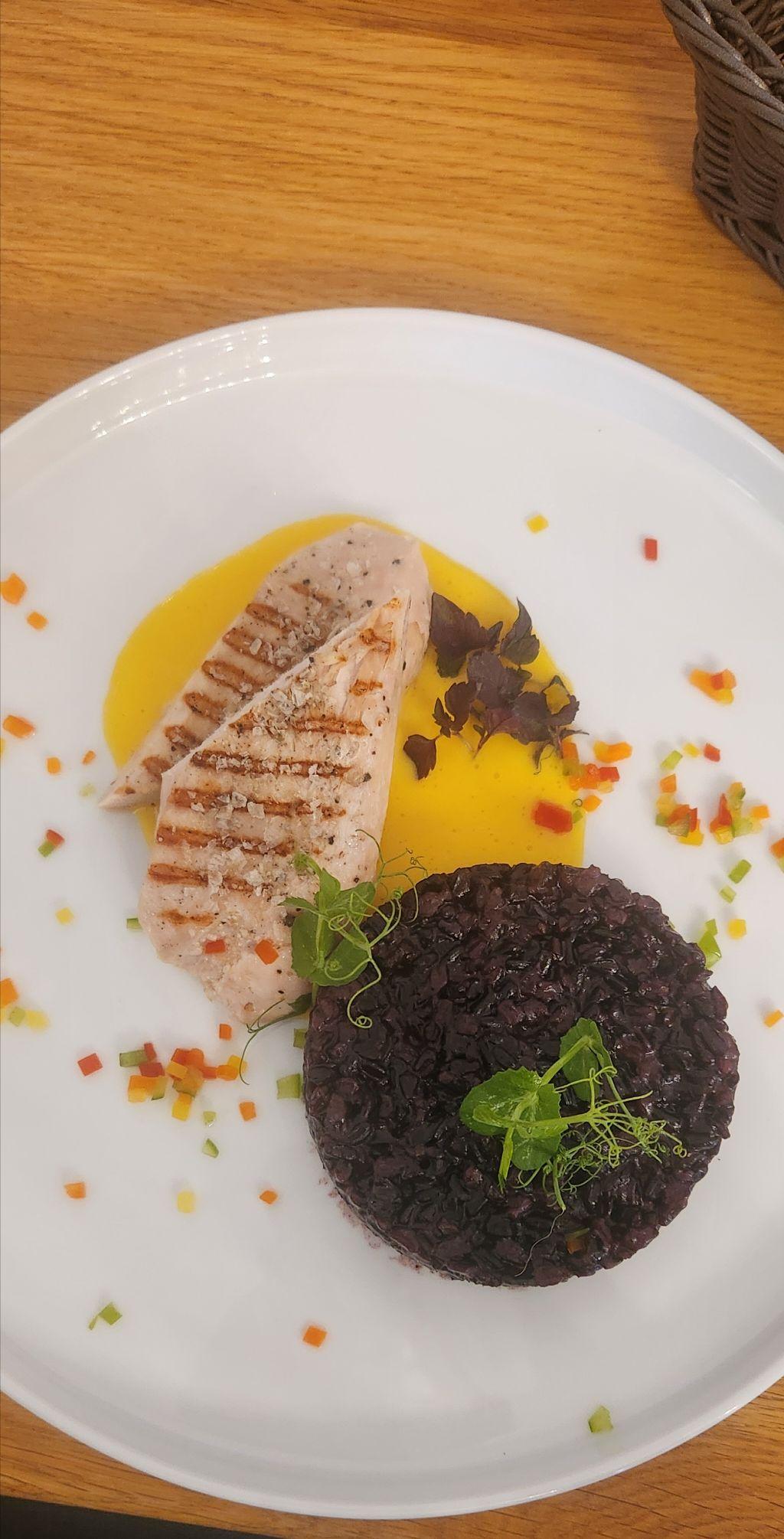 Gegrilltes Fischfilet mit Venus-Reis