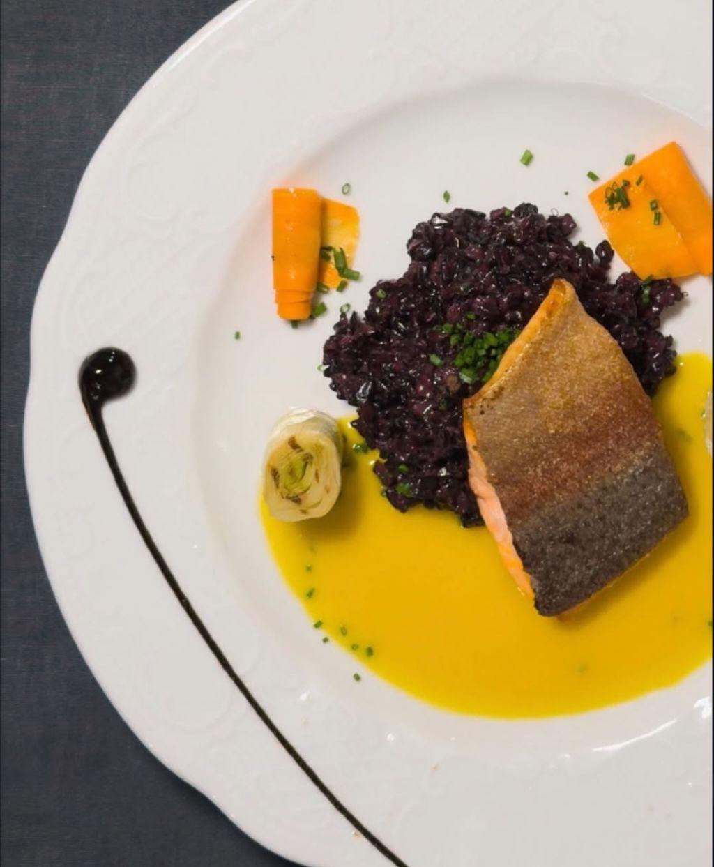 Lachs auf Venus-Reis mit Karotte