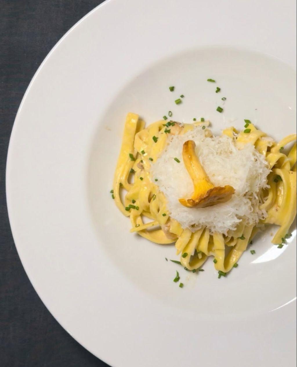 Hausgemachte Tagliatelle mit Pfifferlingen und Pecorino